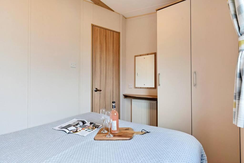Tattershall Lakes: Sally'S Superior Stay Екстериор снимка